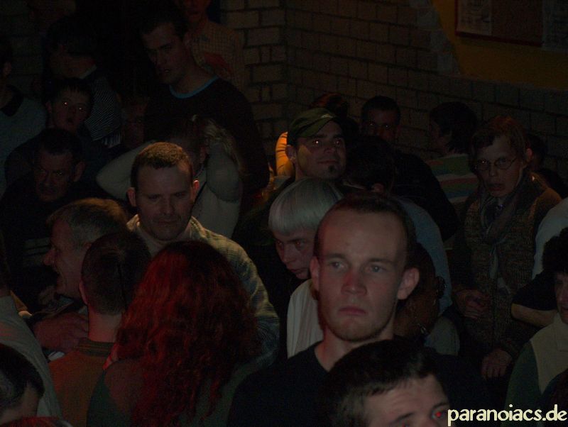 http://pix.paranoiacs.de/2004/20041028_DeBogaard_Geel/paras_geel_20041028_25.jpg