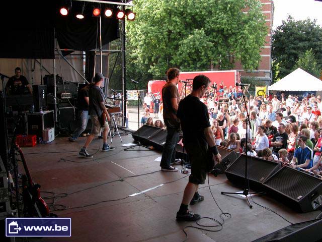 http://pix.paranoiacs.de/2005/20050626_Edegem_Rock_wwwbe/paras_edegem_2k5-06-26_wwwbe_047.jpg